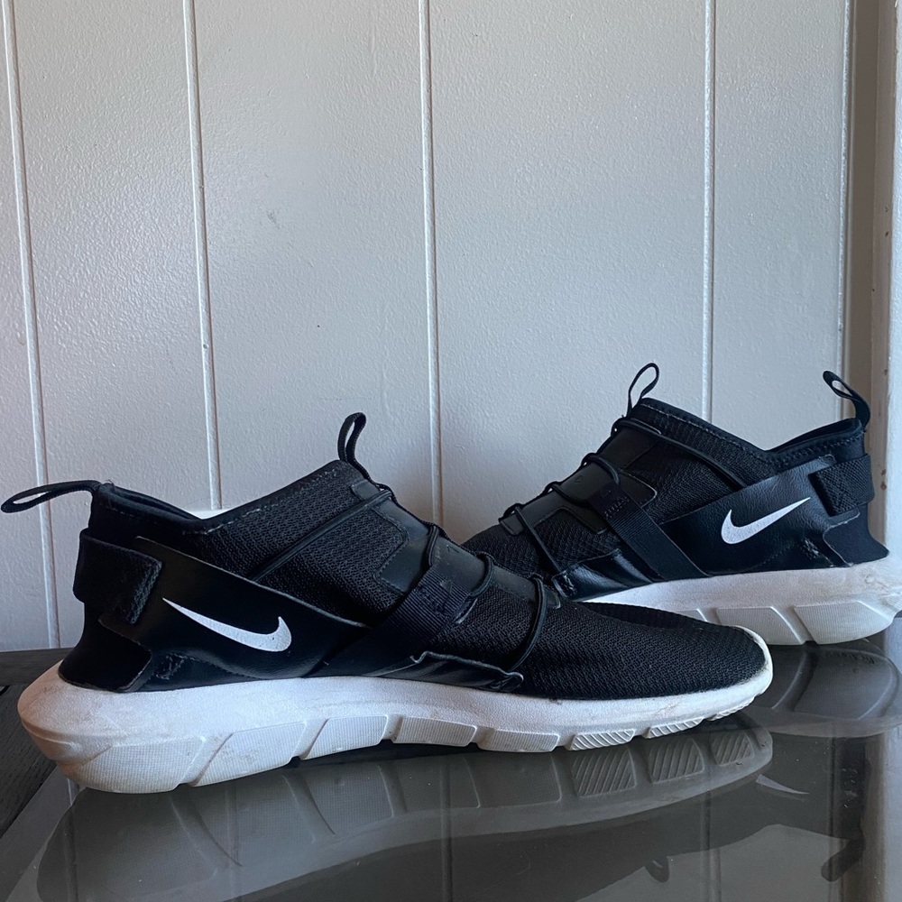 Nike Men's Black and White Athletic Shoes